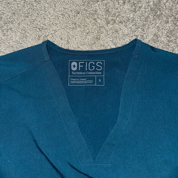 Figs Casma Women’s Three Pocket Scrub Top Shirt - Picture 3 of 4